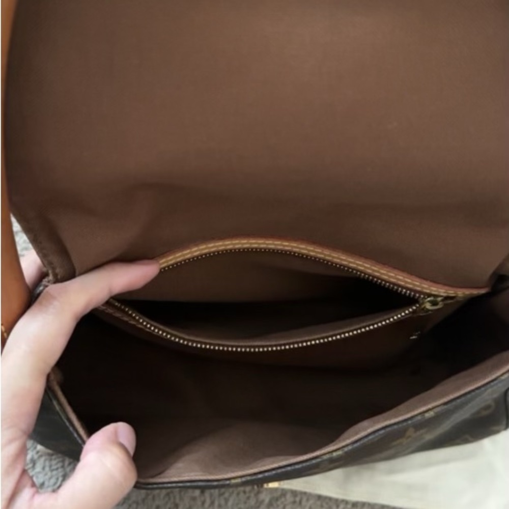 Louis Vuitton - Picture 2 of 3
